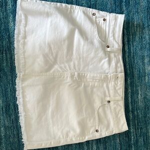Chic White Frayed Hem Skirt